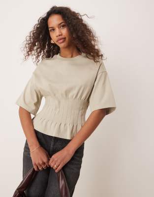 Gina Tricot - Kurzärmliges T-Shirt in hellem Steinbeige mit plissiertem Korsett-Design-Neutral