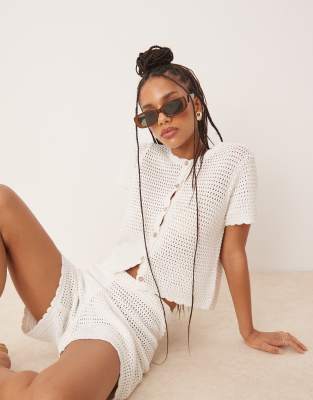 Gina Tricot – Kurzärmliges Top aus Häkelstoff in Weiß mit Knopfleiste, Kombiteil - view 1