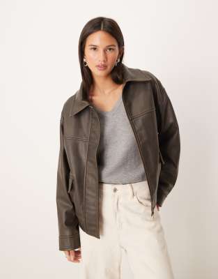 Gina Tricot - Kurze dunkelbraune Jacke aus Kunstleder im Used-Look-Brown
