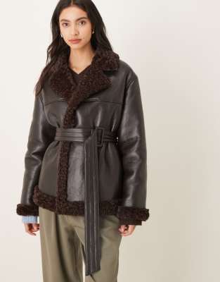 Gina Tricot - Kurze Jacke aus Teddy-PU in Schwarz mit Gürtel und braunen Kragenbesätzen-Brown