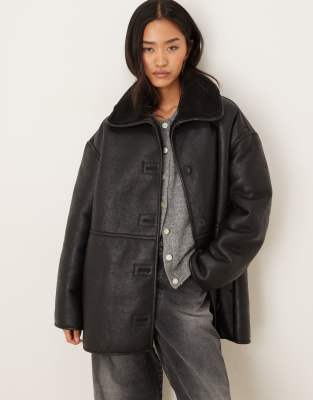 Gina Tricot - Kurze Jacke aus verstärktem PU mit Teddyfell in Schwarz