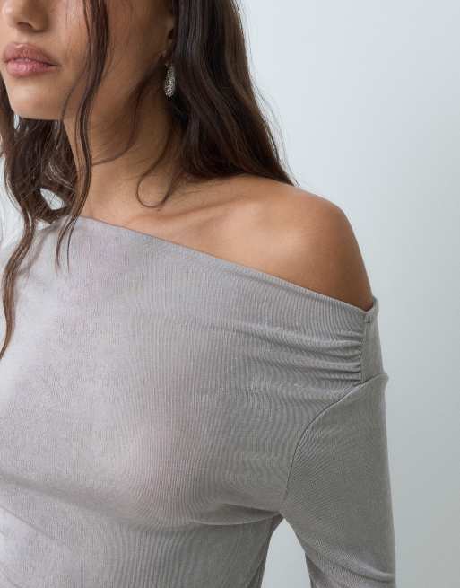 Gina Tricot Langarm-One-Shoulder-Oberteil mit Drapierung in silbernem Schimmer, 2 von 5