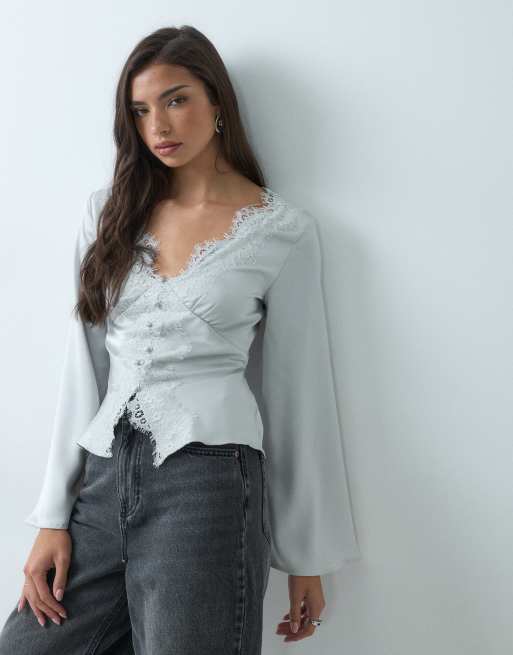 Gina Tricot långärmad blus med v-ringning, spetsdetaljer och satin i grått, 4 av 5