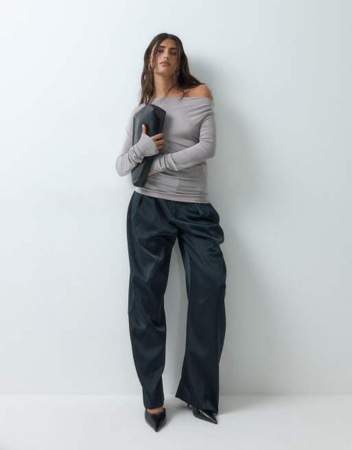 Gina Tricot långärmad enaxlad draperad topp i silverglittrig finish, 3 av 5