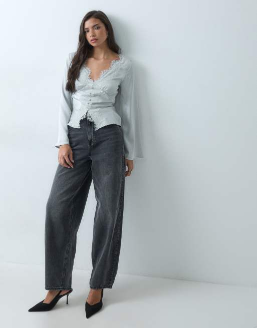 Gina Tricot langärmelige Bluse mit V-Ausschnitt, Spitzendetail und Satin in Grau, 3 von 5