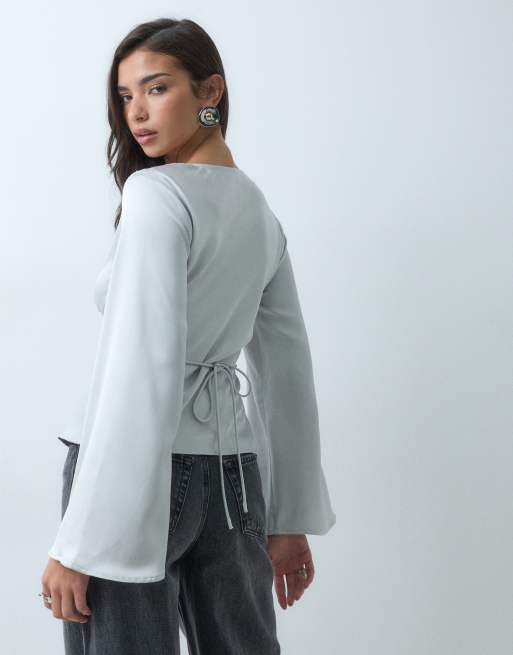 Gina Tricot langärmelige Bluse mit V-Ausschnitt, Spitzendetail und Satin in Grau, 5 von 5