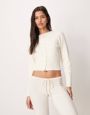 Gina Tricot - Langärmlige, figurbetonte Strickjacke aus Feinstrick in Cremeweiß, Kombiteil