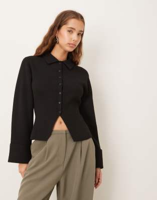 Gina Tricot - Langärmlige, figurbetonte Strickjacke in Schwarz