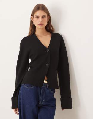 Gina Tricot - Langärmlige, geformte Strickjacke in Schwarz