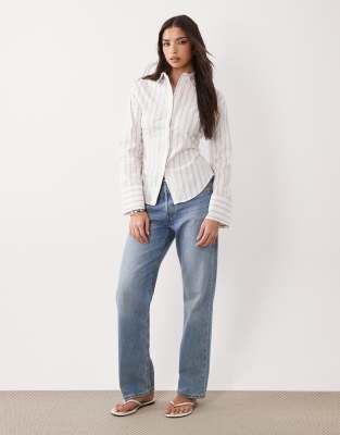 Gina Tricot - Langärmlige, taillierte Bluse in Weiß mit Streifen