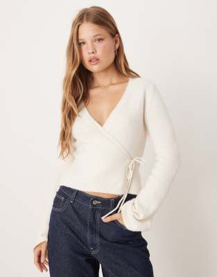 Gina Tricot - Langärmlige Wickel-Strickjacke aus Wolle und Alpakawolle in Cremeweiß