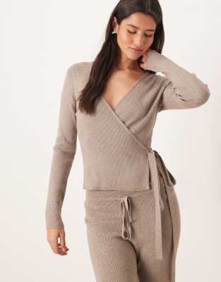 Gina Tricot - Langärmlige Wickelstrickjacke aus Feinstrick in meliertem Beige mit V-Ausschnitt-Brown