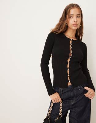 Gina Tricot - Langärmliges, geripptes Strickoberteil in Schwarz mit Knopfleiste