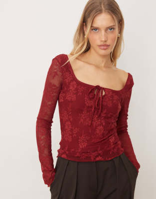 Gina Tricot - Langärmliges Jacquard-Oberteil in Burgunderrot mit Blumenmuster und geschnürter Vorderseite