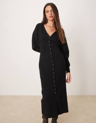 Gina Tricot - Langärmliges Midi-Strickkleid in Schwarz mit V-Ausschnitt und Knopfleiste