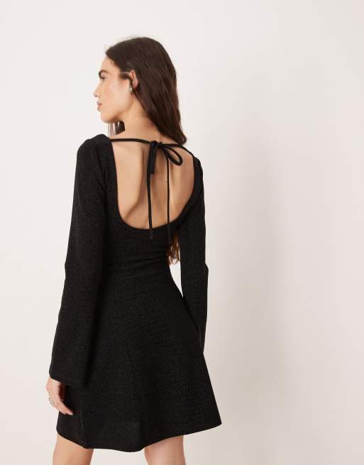 Gina Tricot – Langärmliges Minikleid in Glitzer-Schwarz mit U-Boot-Ausschnitt, 2 von 4