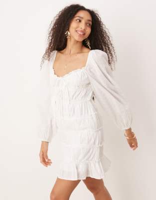 Gina Tricot - Langärmliges Minikleid in Weiß mit Herzausschnitt und Lochstickerei