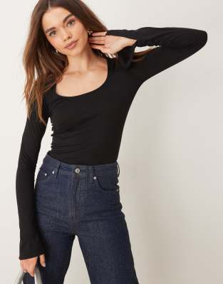 Thumbnail - Gina Tricot - Langärmliges Oberteil in Schwarz mit weicher Haptik, U-Ausschnitt und geschlitzten Bündchen