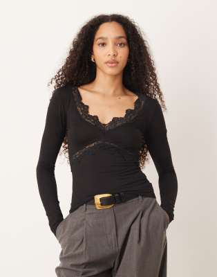 Gina Tricot - Langärmliges Slim-Fit-Oberteil in Schwarz mit V-Ausschnitt und Spitzendetail