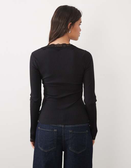 Gina Tricot langärmliges Spitzentop mit V-Ausschnitt in Schwarz, 4 von 4