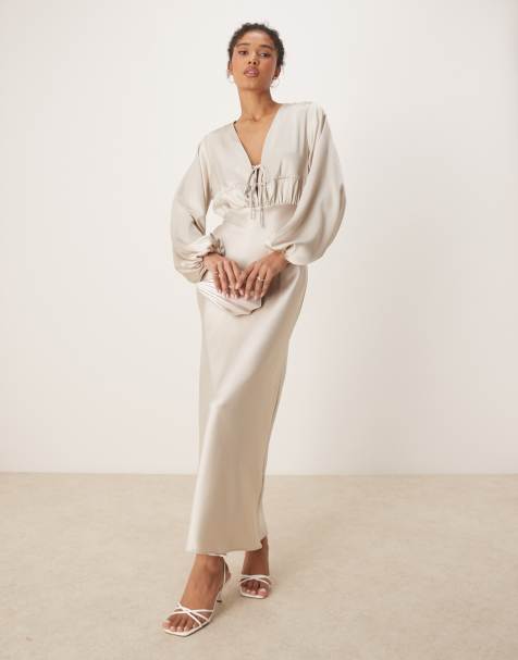 Gina Tricot – Langärmliges, vorne gebundenes Midikleid aus Satin in Hellbeige mit V-Ausschnitt und gerafftem Detail - view 1