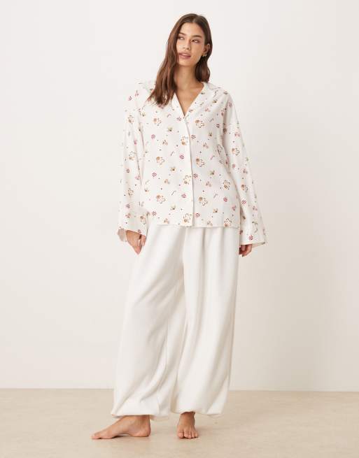 Gina Tricot - Langærmet hvid pyjamasskjorte i flonel med juleprint, 2 af 4