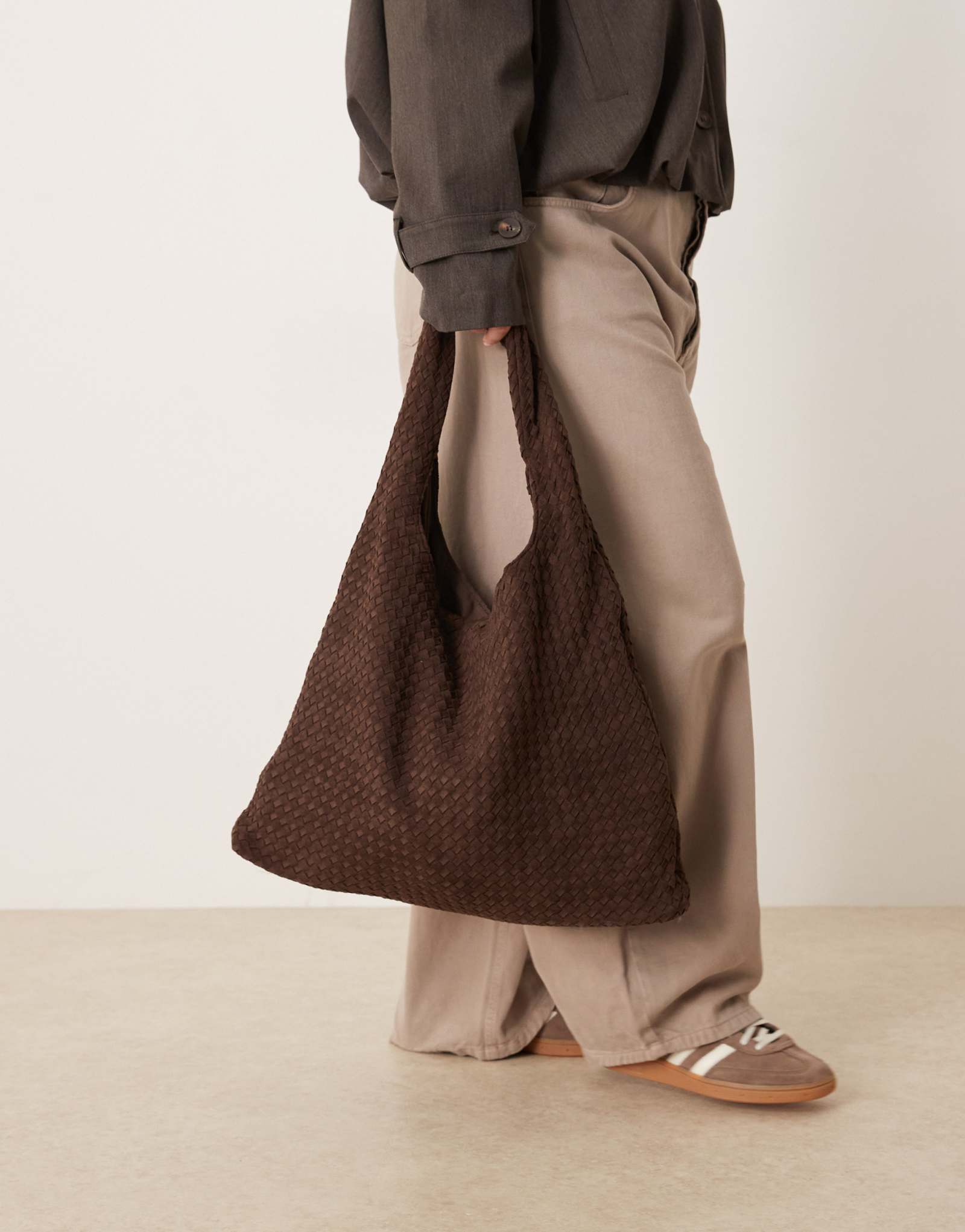 Большая плетеная сумка через плечо из искусственной замши с напуском от Gina Tricot темно-коричневого цвета