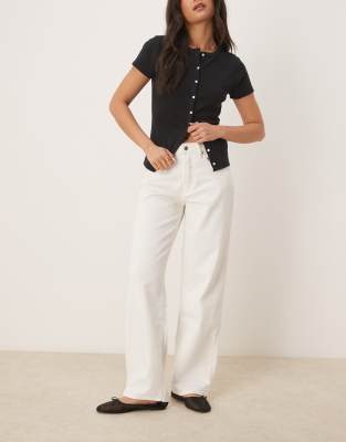 Gina Tricot - Lässig geschnittene Jeans in gebrochenem Weiß