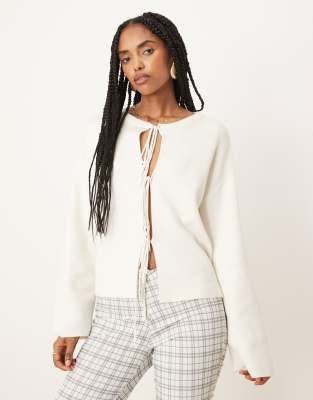 Gina Tricot - Leichte Strickjacke in Creme mit Bindedetails-Weiß