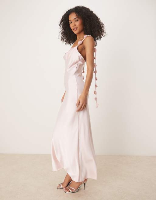 Gina Tricot - L'invitée - Robe mi-longue satinée à col bénitier et fleurs appliquées en 3D - Rose clair