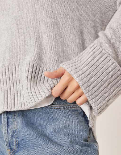 Gina Tricot – Ljusgrå, melerad, stickad tröja med v-ringning och vida ärmar, 3 av 4
