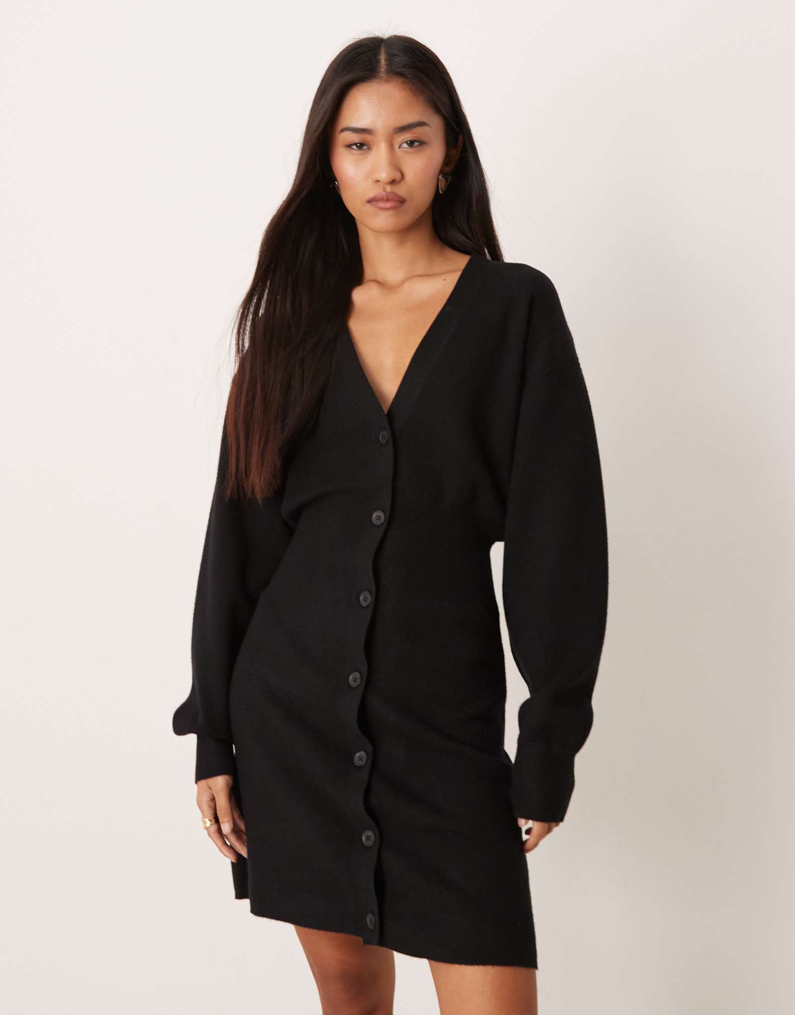 Трикотажное мини-платье на пуговицах Gina Tricot с длинным расклешенным рукавом и v-образным вырезом черного цвета