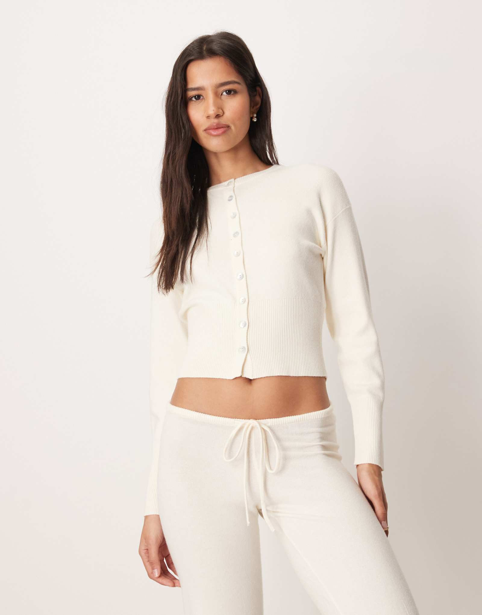 Приталенный кардиган тонкой вязки Gina Tricot кремового цвета с длинным рукавом - часть комплекта