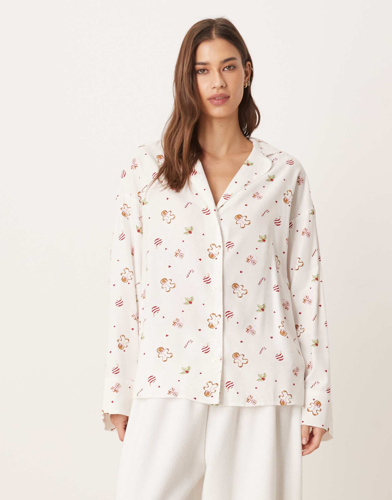 Фланелевая пижамная рубашка Gina Tricot с длинным рукавом белого цвета/рождественским принтом