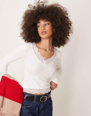 long sleeve lace v neck top in off white