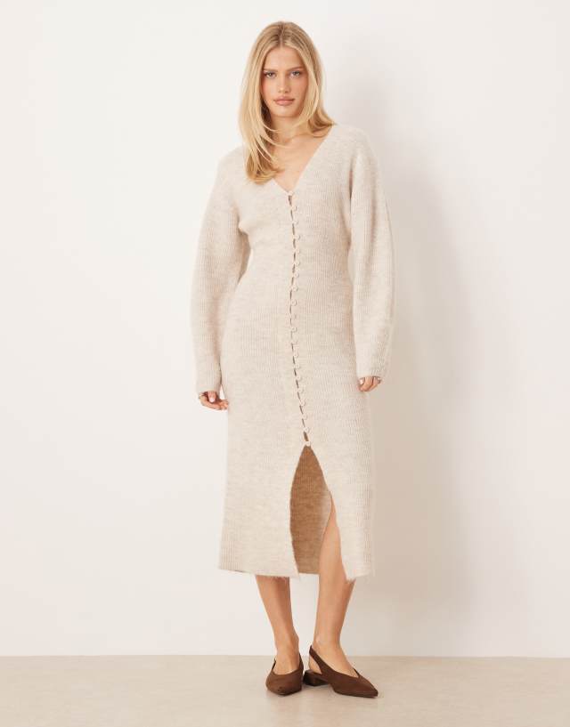 beige long sleeve knit dress Gina Tricot shaped midi in oat melange Size:52 Regular 60s Shift Dress - Type:Tops showing side slit.
