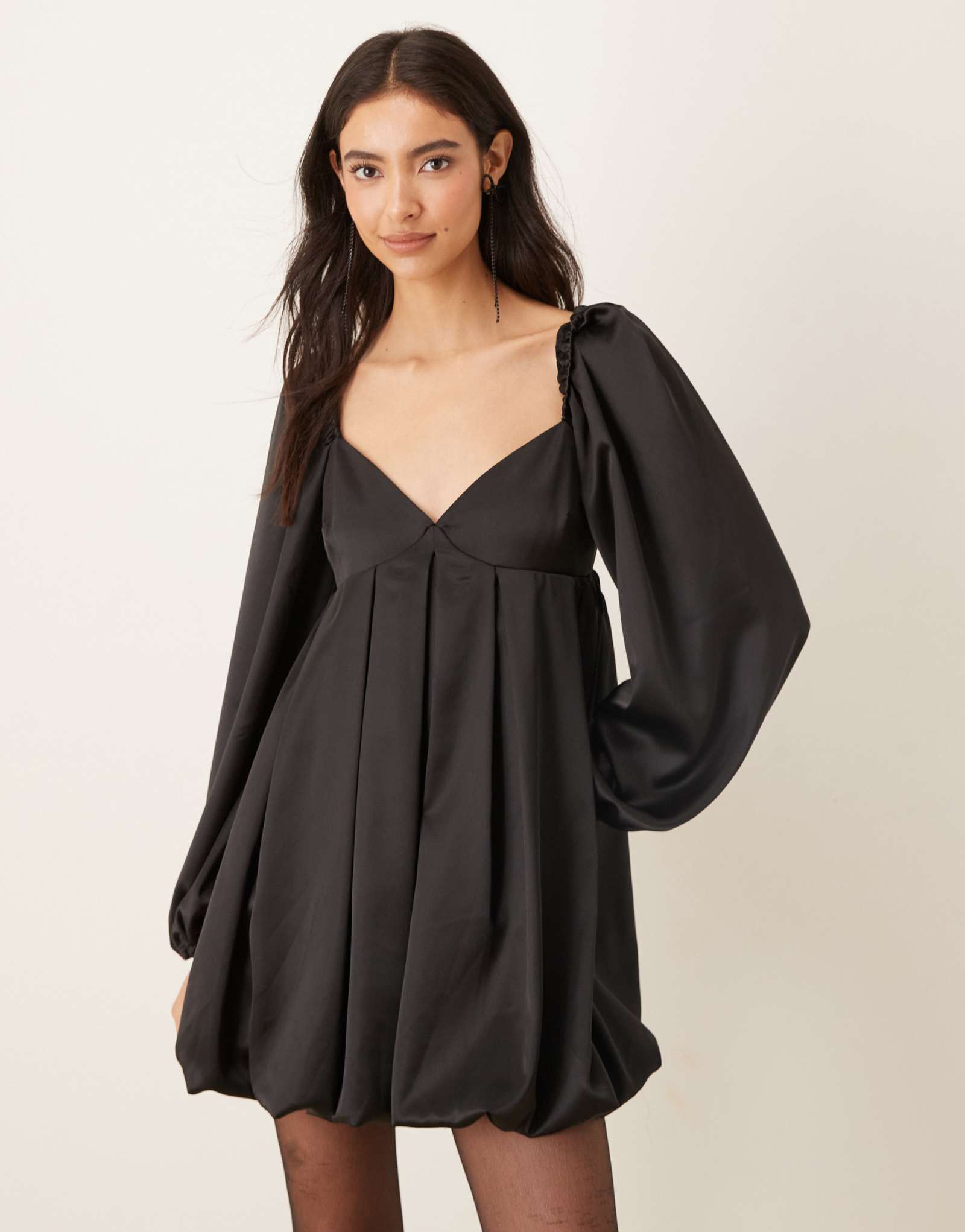 Мини-платье из трикотажа Gina с длинным рукавом и круглым вырезом в виде сердца черного цвета