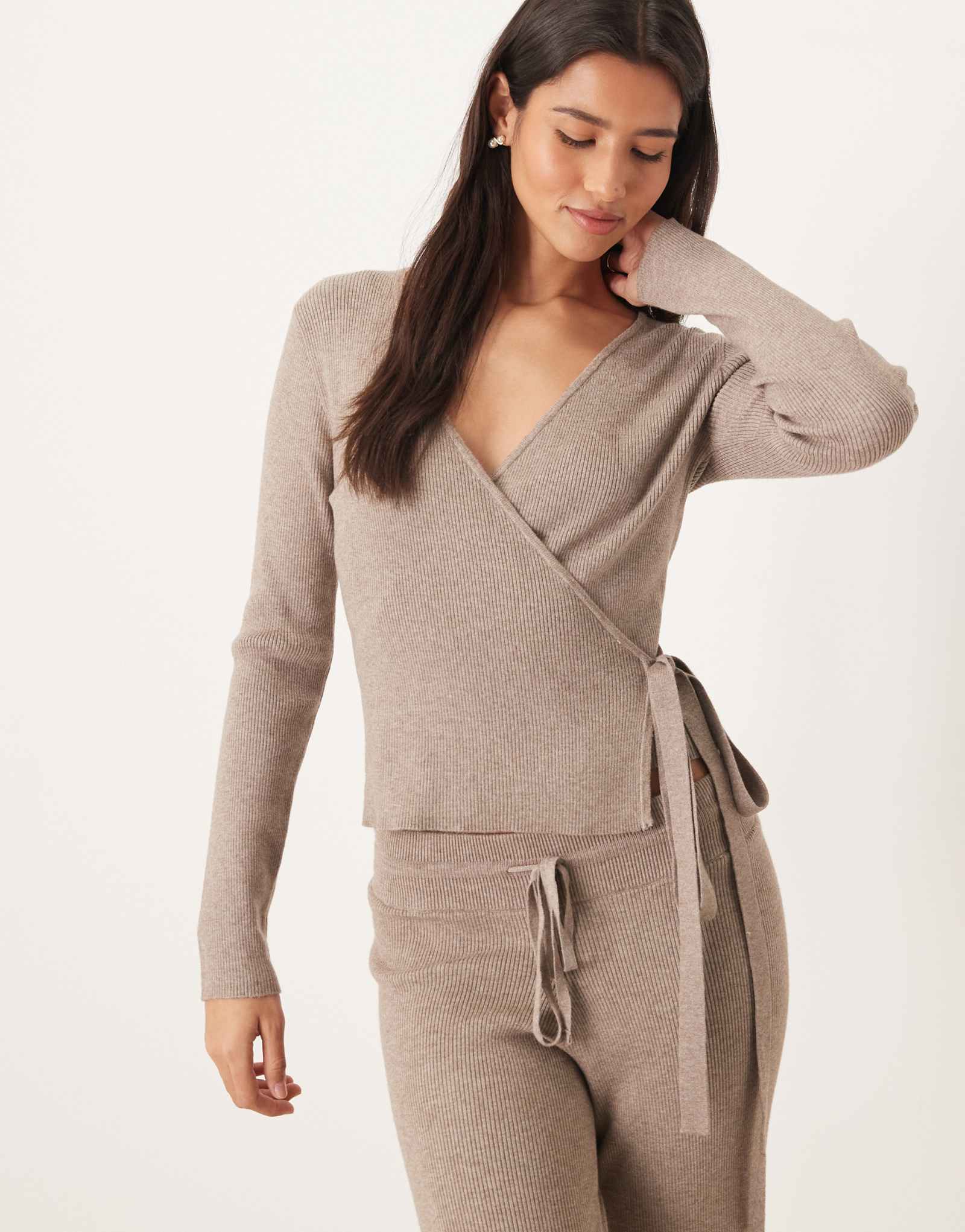 Кардиган Gina Tricot с длинным рукавом и v образным вырезом из тонкой трикотажной ткани с запахом бежевого меланжа