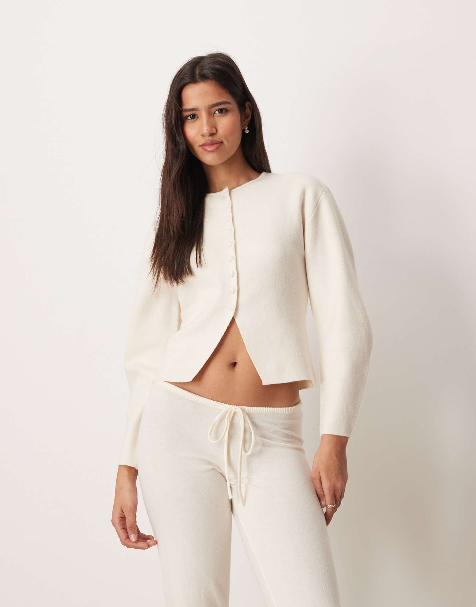 Кардиган кремового цвета с запахом из тонкого трикотажа Gina Tricot с длинным рукавом и v образным вырезом