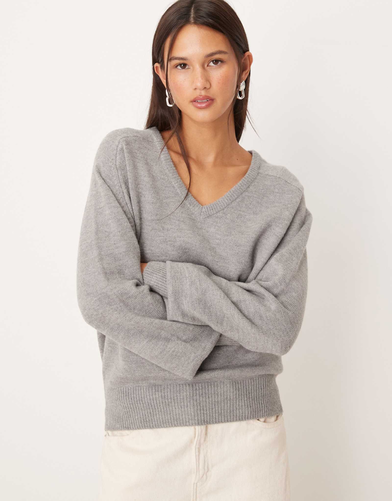 Вязаный свитер Gina Tricot с длинным рукавом и V-образным вырезом из меланжа средне-серого цвета