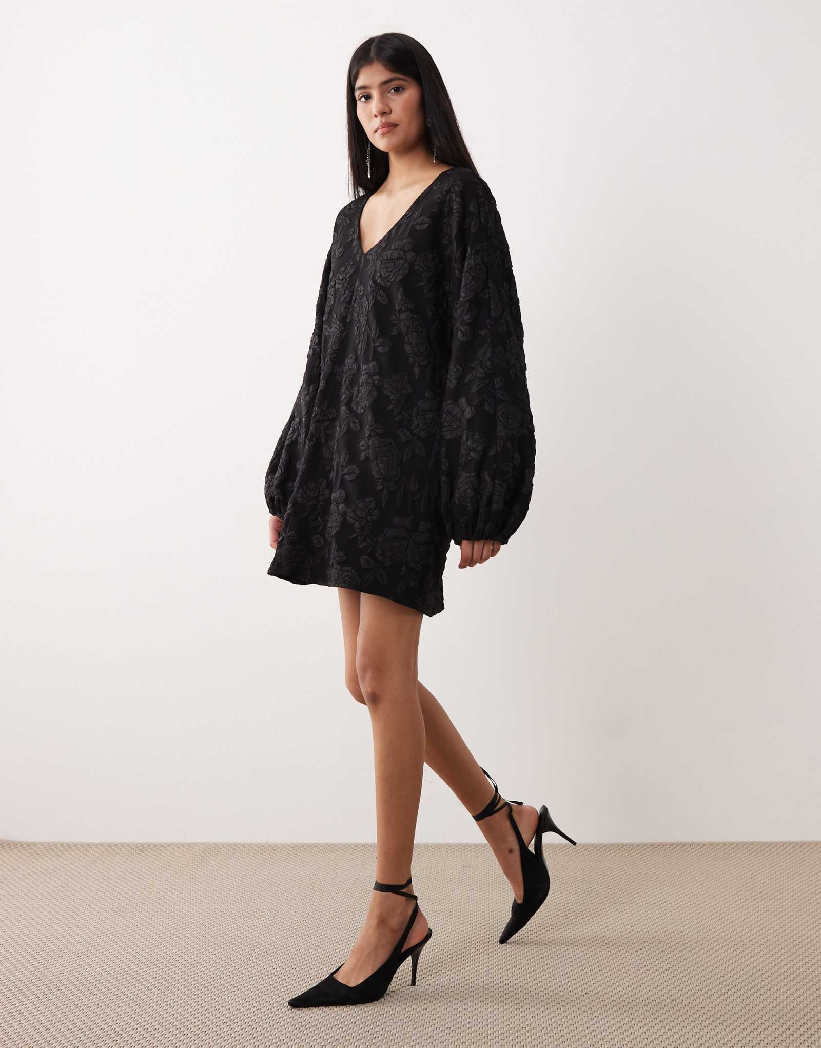 Мини-платье из 3D-парчи Gina Tricot с длинным рукавом и v-образным вырезом из розового трикотажа черного цвета