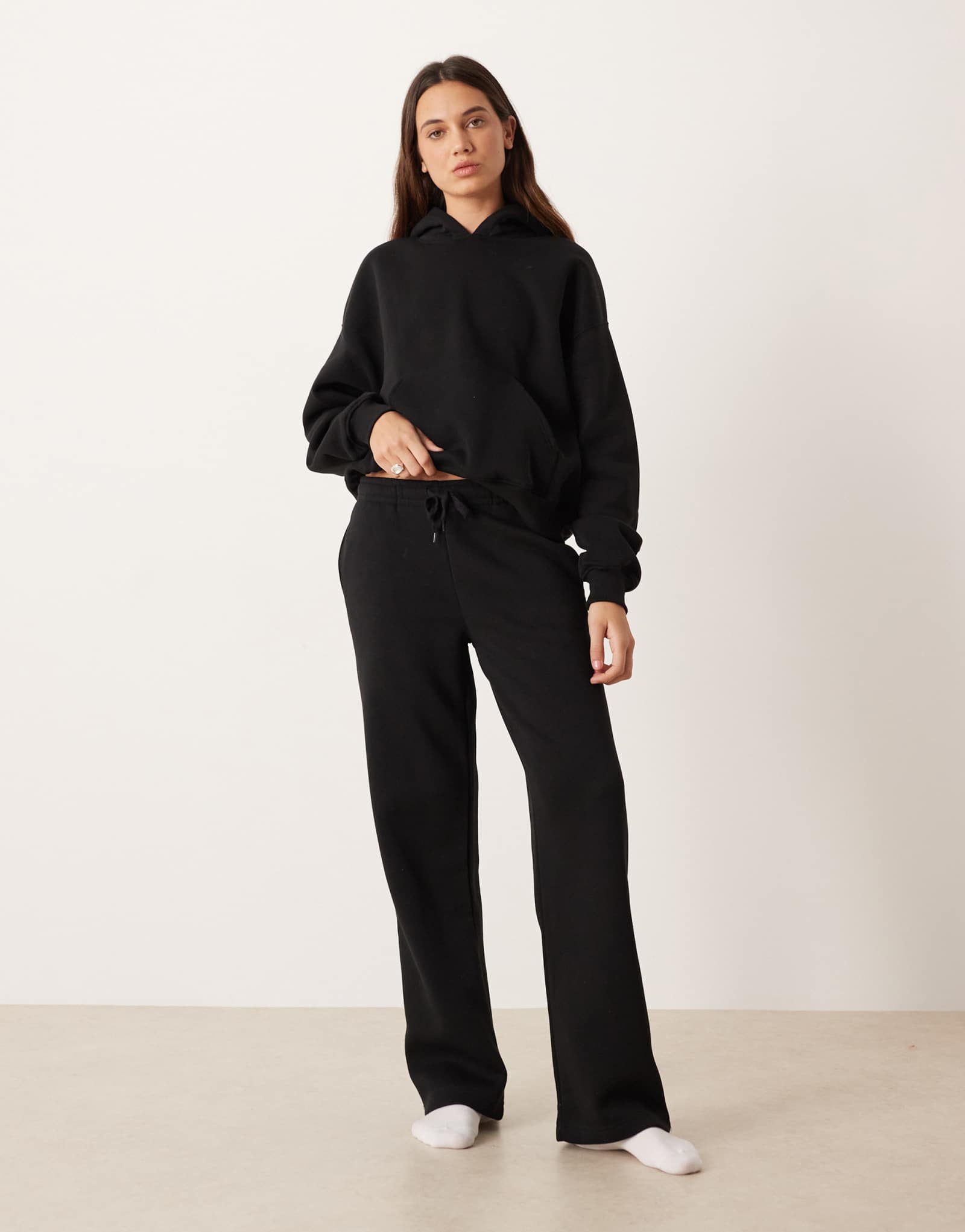 Спортивные брюки свободного кроя из трикотажа Gina с прямыми штанинами черного цвета - часть комплекта