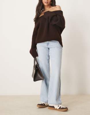 low waist wide leg jeans in lightwash blue