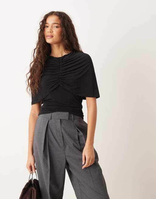 Gina Tricot – Marszczony czarny top z pelerynką i krótkimi rękawami