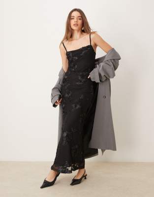 Gina Tricot - Maxi-Riemchenkleid in Schwarz mit transparentem Jacquard-Overlay