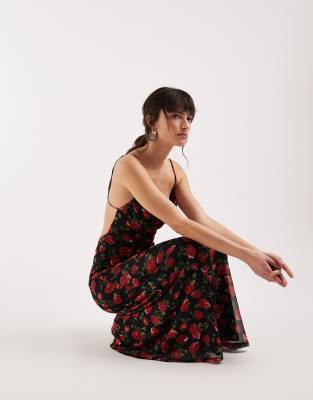 Gina Tricot - Maxikleid aus Netzstoff in Schwarz mit Riemchenträgern, Wasserfallausschnitt und rotem Rosenmuster