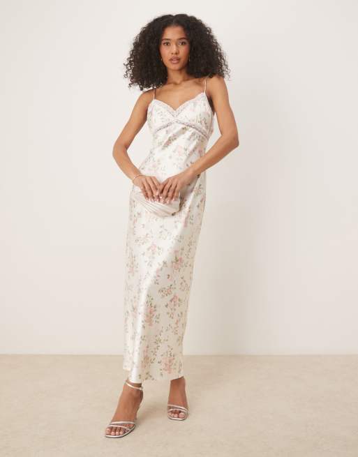 Gina Tricot – Maxikleid aus Satin in Weiß geblümt mit Spitzenborte