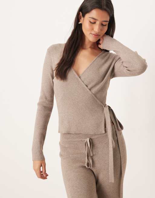 Gina Tricot - Meleret beige slå-om-cardigan med V-hals og lange ærmer i fin strik