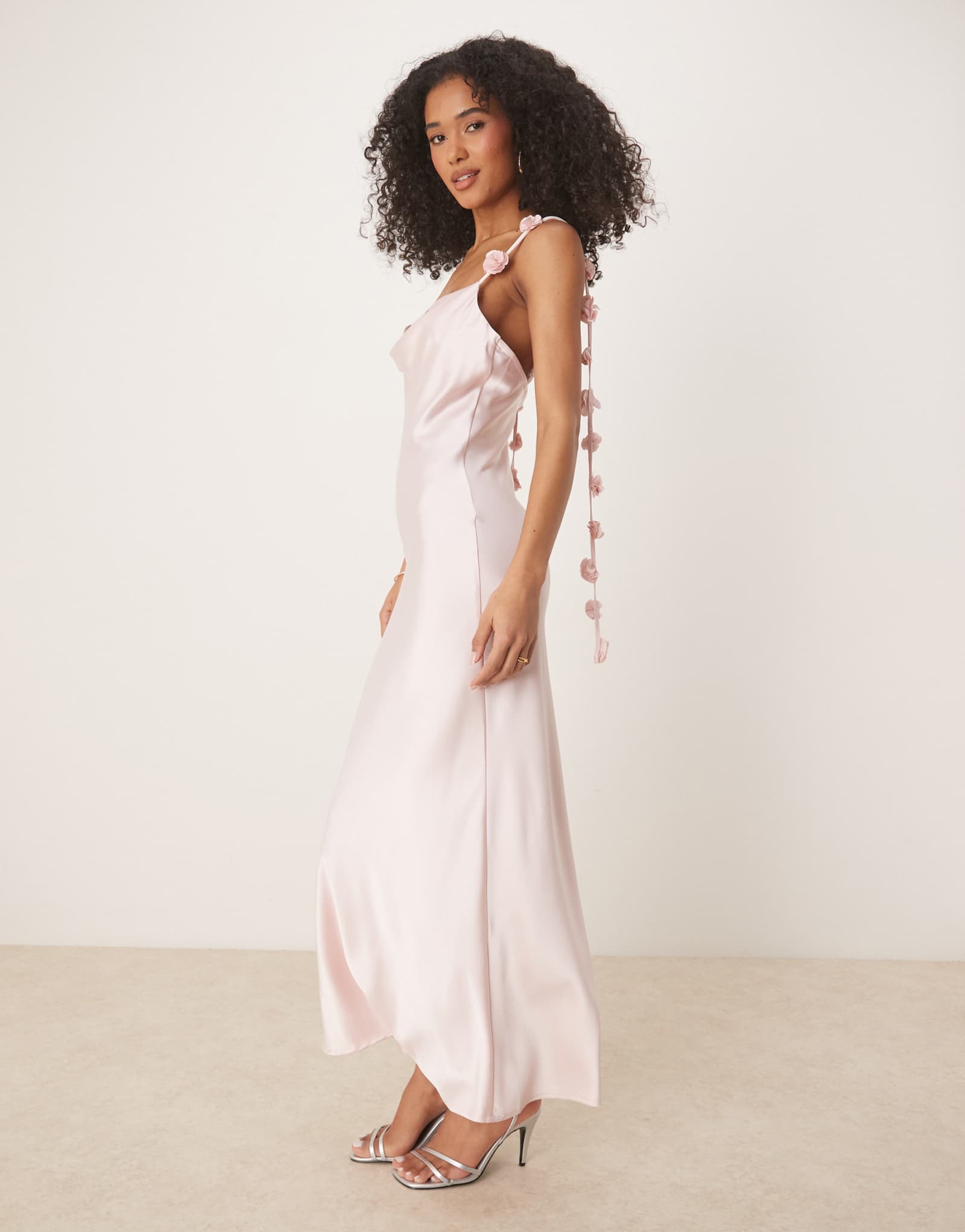 Атласное платье миди из трикотажа Gina с воротником-стойкой и 3D цветочной аппликацией светло-розового цвета