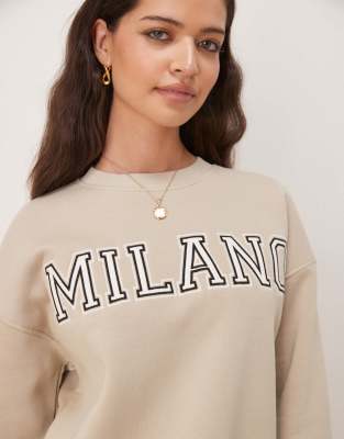 Gina Tricot - Milano - Oversize-Sweatshirt in hellem Beige mit Logo-Braun